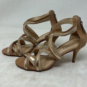 Schutz women’s cayenne gladiator sandal desert/platina/amber light size 7.5